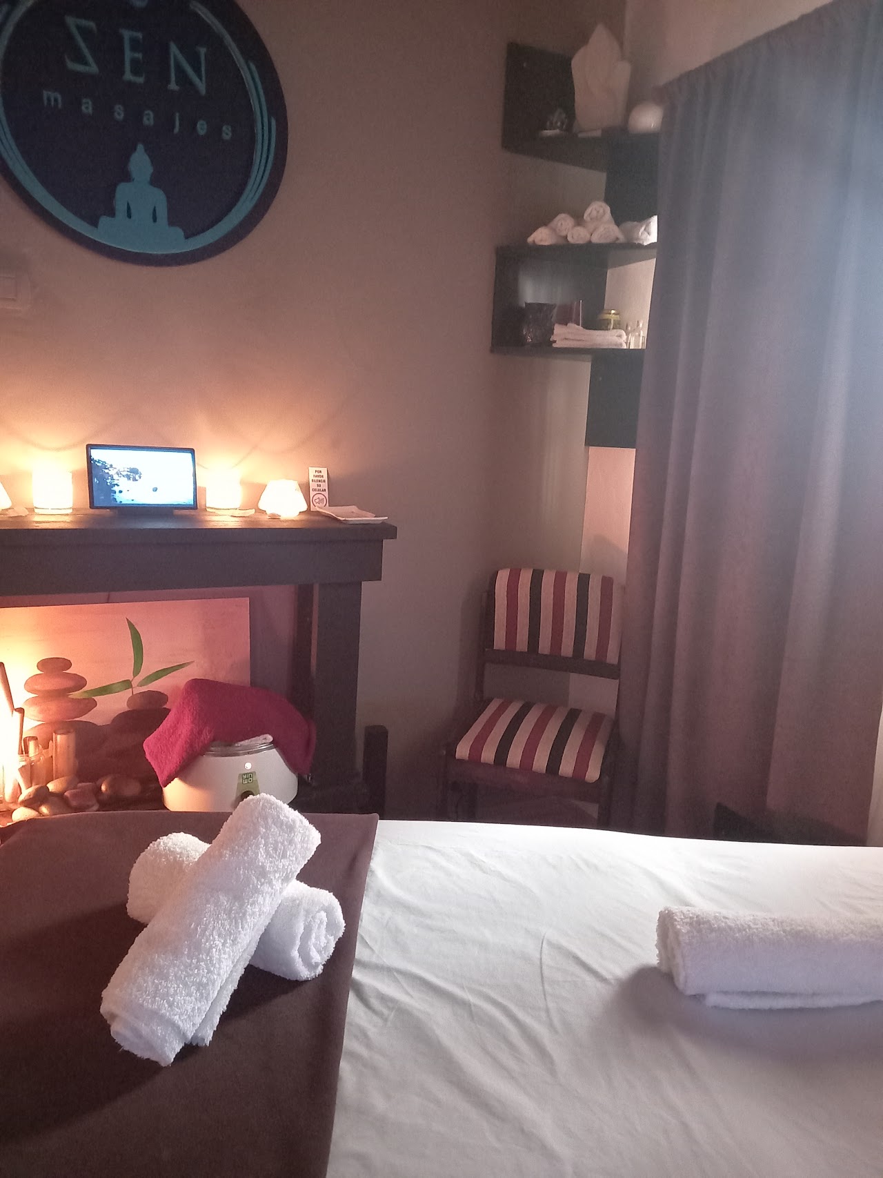 Sala de masajes de Sen Masajes con velas y toallas