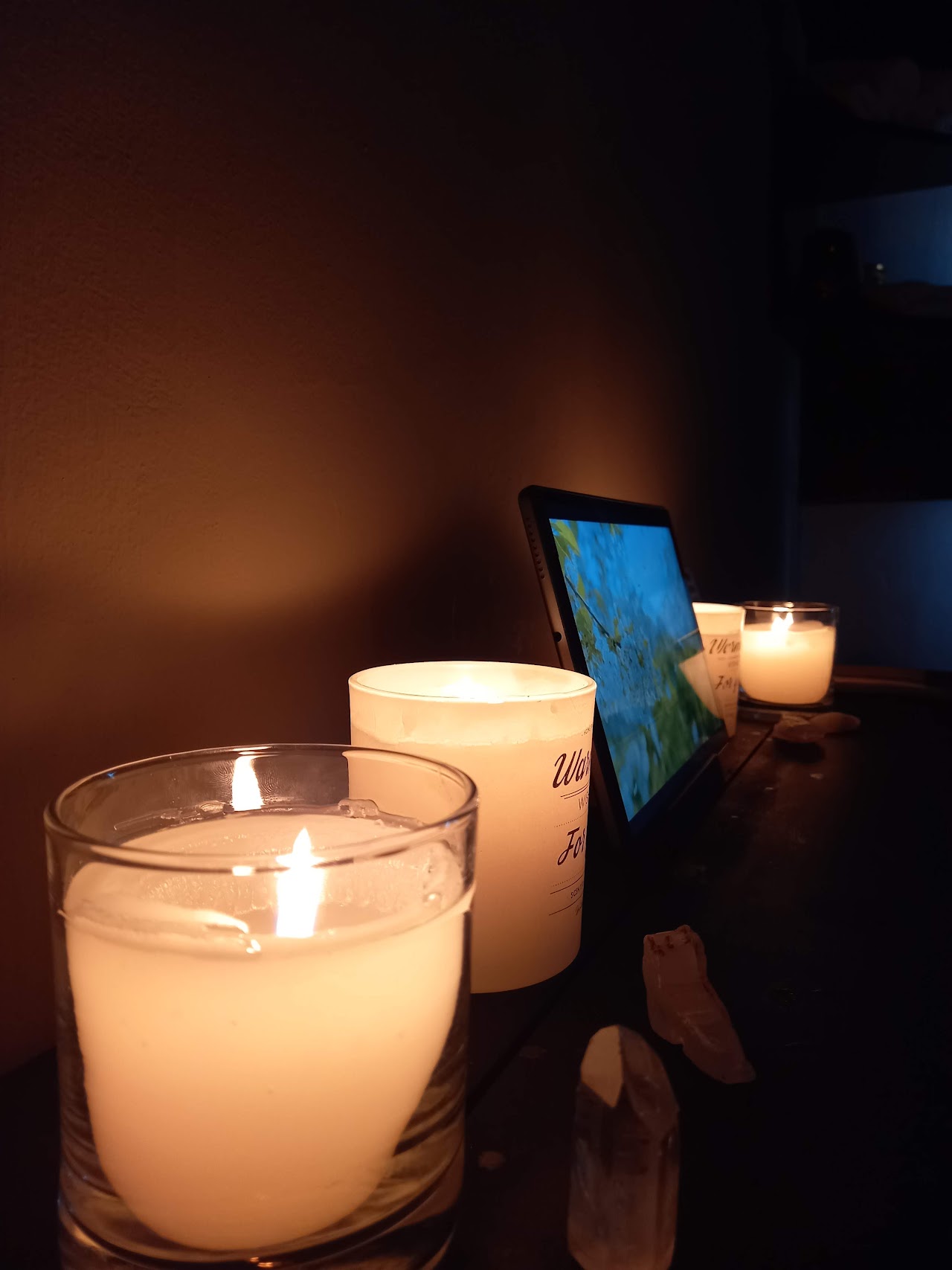 Ambiente relajante con velas y cristales